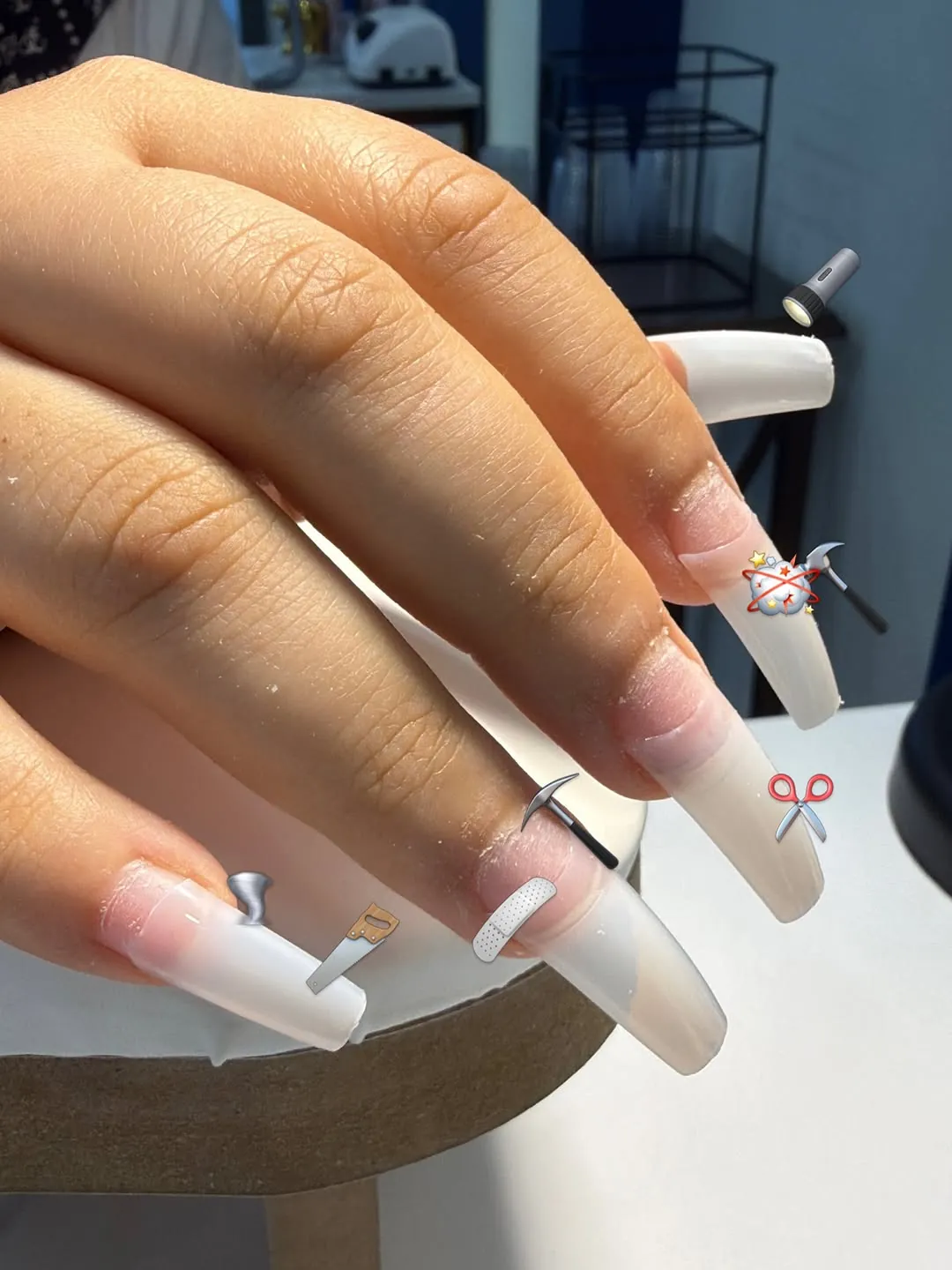 Uzun beyaz tırnakta kurdele ve makas charm nail art