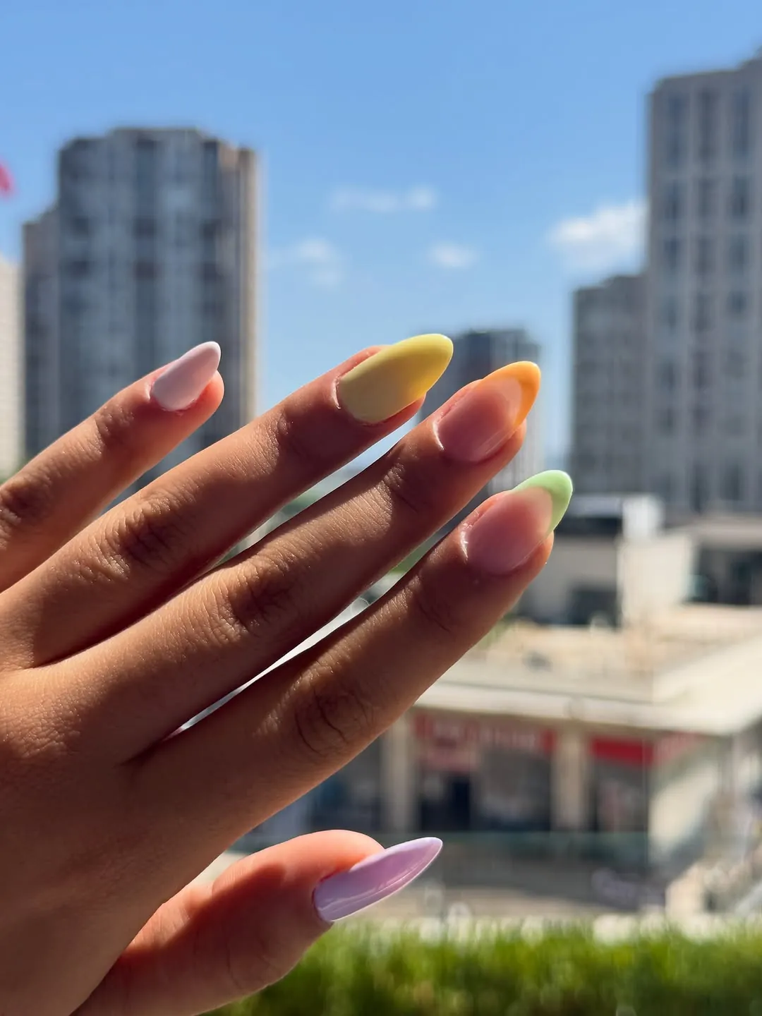 Pastel renkli french uçlu badem tırnak