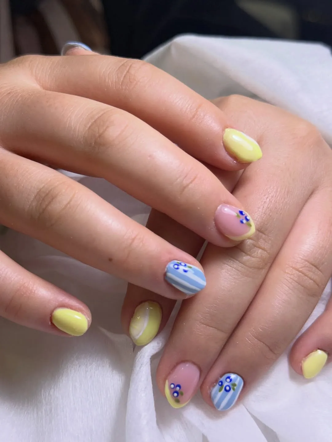 Sarı ve mavi çizgili yaz nail art